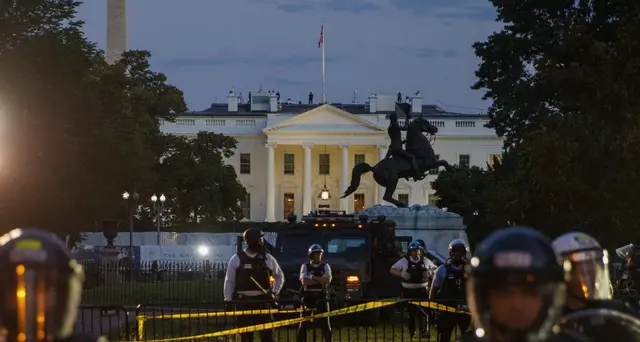 Trump in bunker Casa Bianca 3 giorni fa