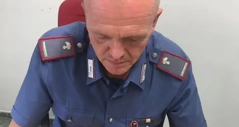 Ora, ubriaco e armato di pistola aggredisce i Carabinieri: arrestato