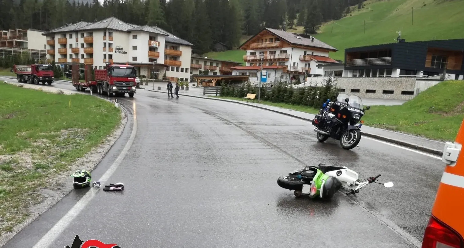 Si mette alla guida dello scooter sotto l'effetto di alcol e droga, denunciato