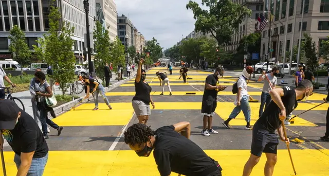 'BLM'dipinto su strada verso Casa Bianca