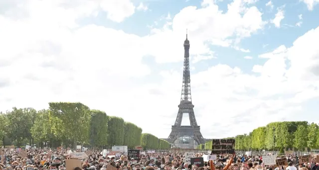 Minneapolis: Parigi omaggia George Floyd