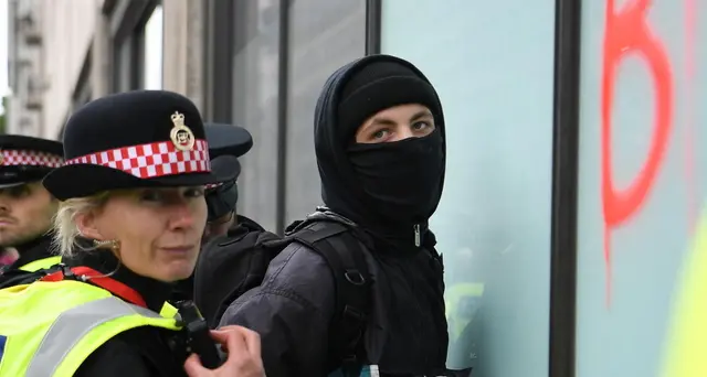 Minneapolis: a Londra scontri a raduni