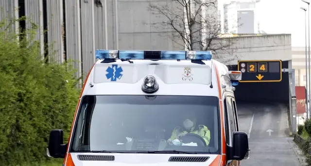 Accoltellato sul bus a Milano, è grave