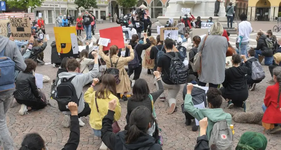 In ginocchio col pugno alzato, anche a Bolzano si manifesta in memoria di George Floyd