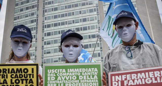 Flash mob infermieri davanti Pirellone