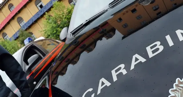 Uccide l'ex moglie e ferisce la figlia