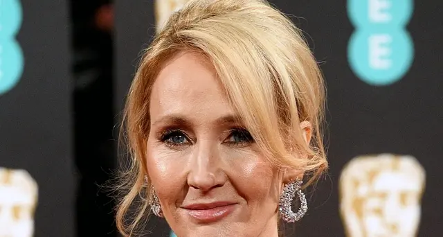 JK Rowling dopo lo scontro sui trans rivela abusi subiti