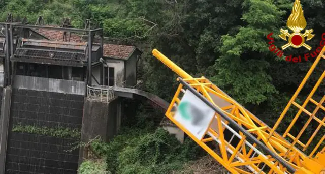 Piattaforma si rovescia,operai nel Magra