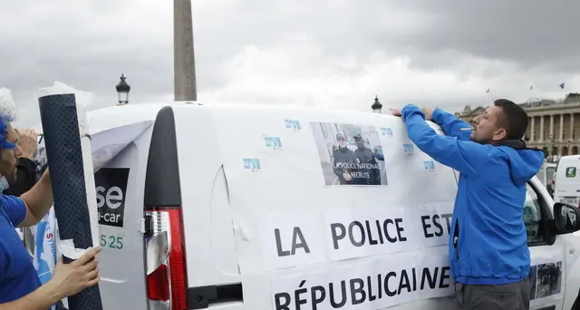 Parigi, poliziotti in corteo