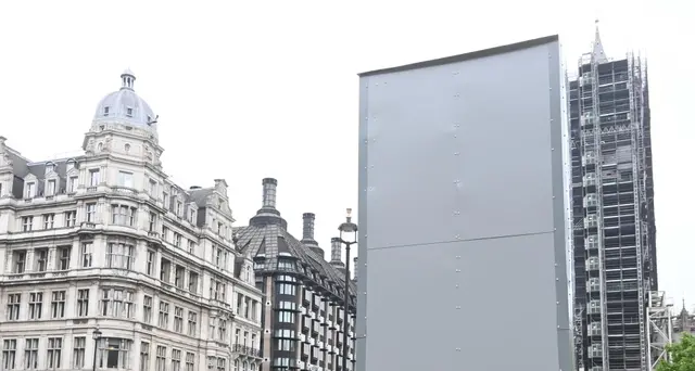 Proteste, statua Churchill impacchettata