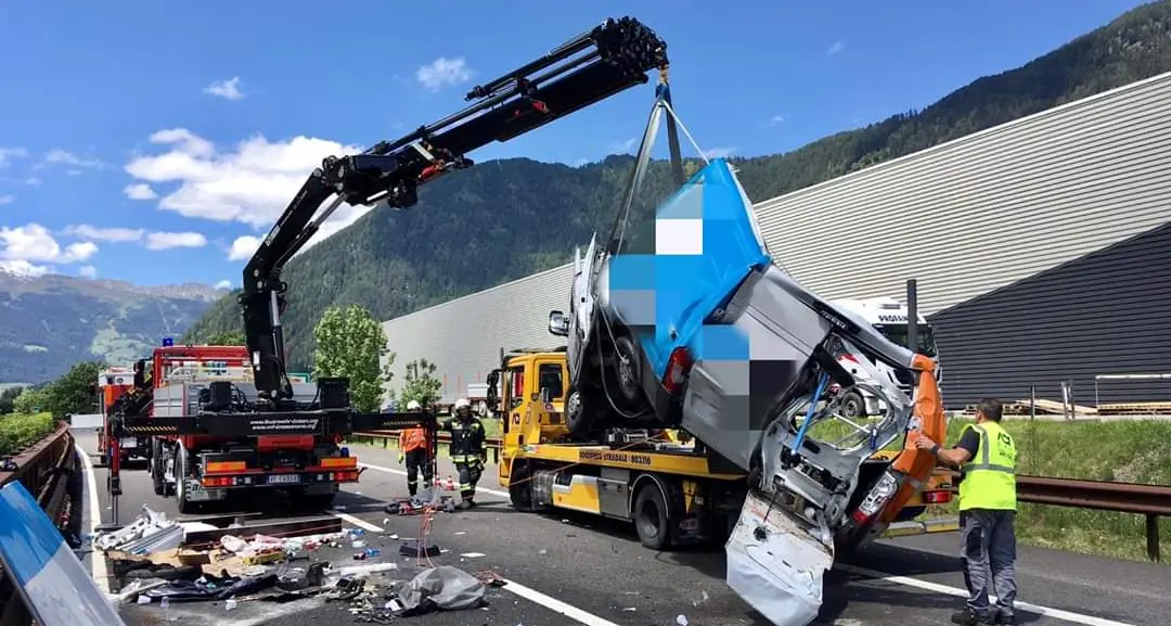 Terribile tamponamento in A22, il furgone si spezza in due