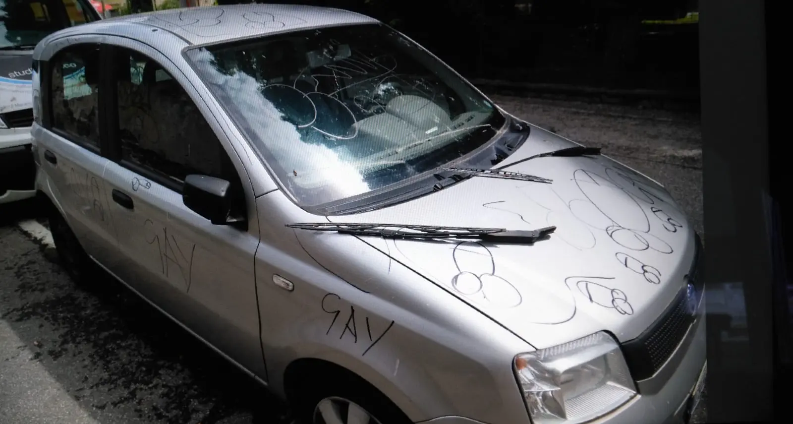Merano, auto danneggiata e imbrattata con scritte omofobe