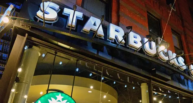 Dietrofront Starbucks su look pro Blm