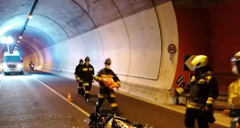 Due incidenti in moto a distanza di mezz'ora e due centauri feriti gravemente