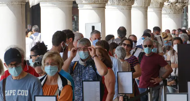 Folla a Venezia, lunghe code attesa per Palazzo Ducale