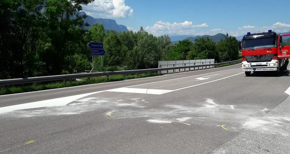Scontro auto-moto alle porte di Egna, ferito il centauro