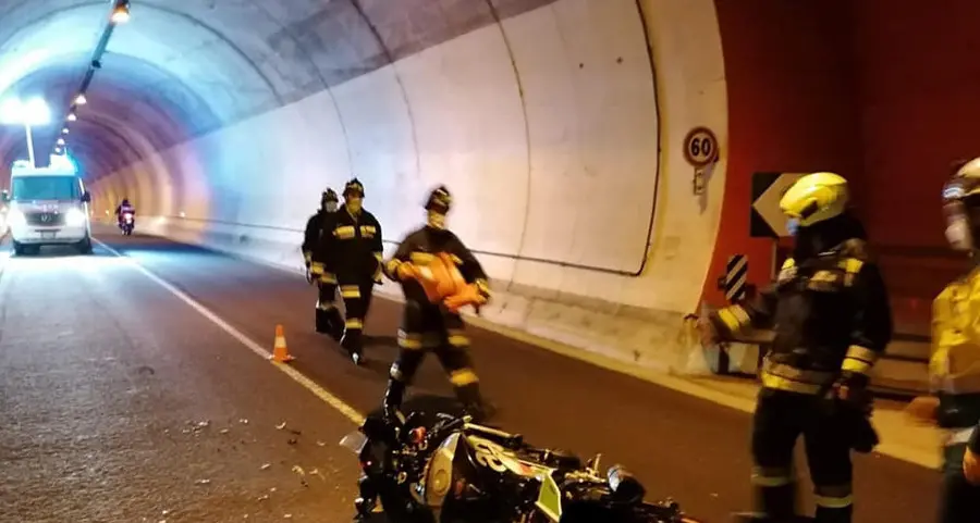 Contro il trattore in galleria, grave un motociclista