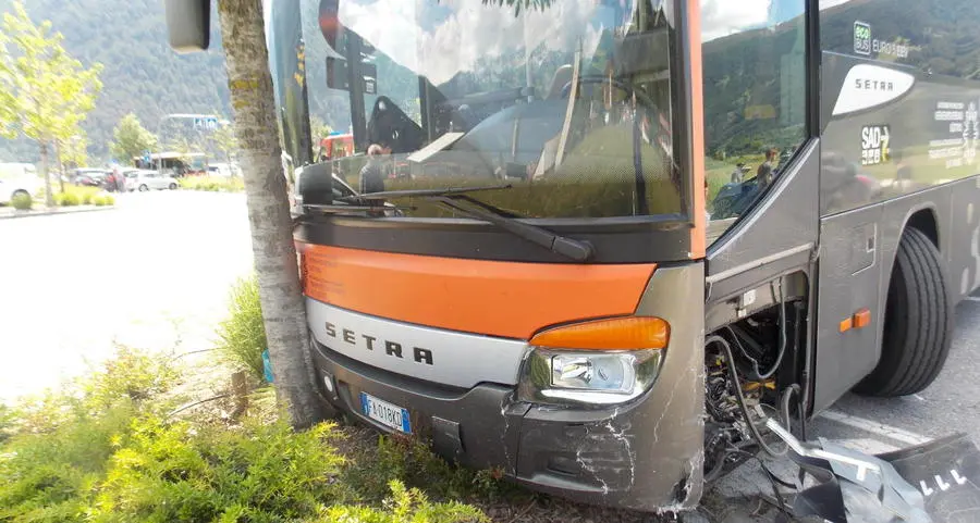 Scontro fra bus e auto Quattro feriti a Malles