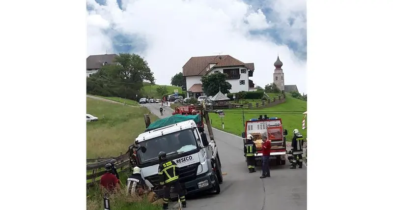 Renon, il camion esce di strada e affonda nel terreno bagnato: intervengono i vigili del fuoco