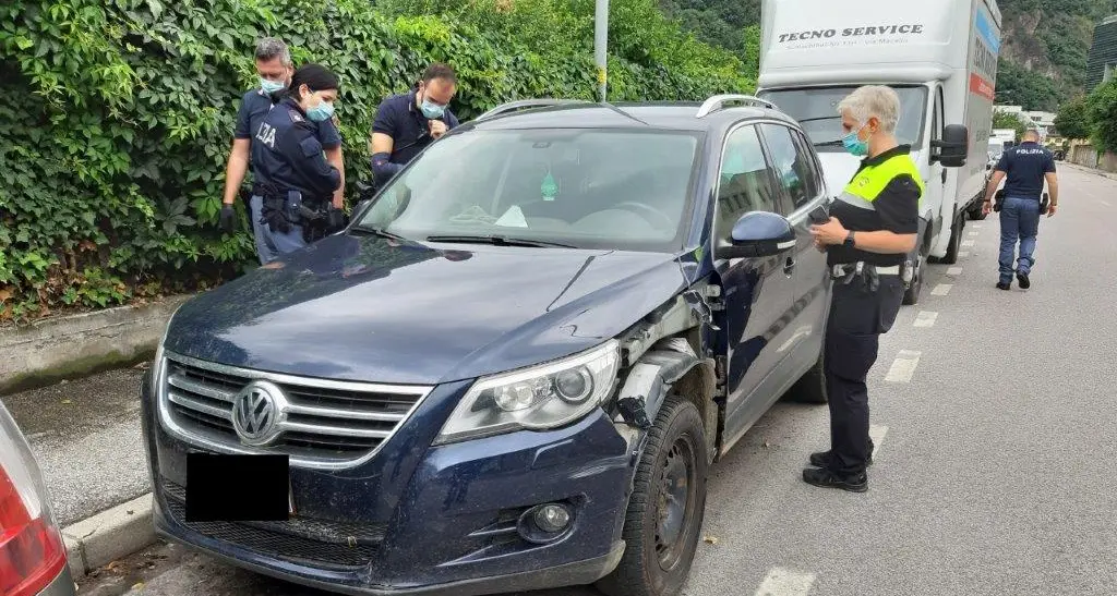 Bolzano, la polizia municipale ritrova l'auto e i fucili rubati ad un guardiacaccia
