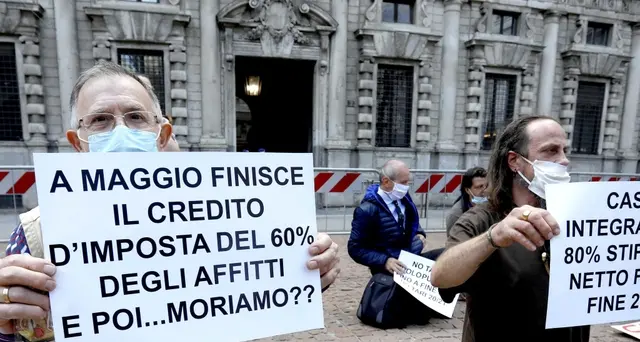 Ristoratori in ginocchio in piazza Scala
