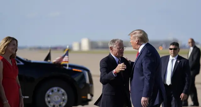 Trump annulla saluto, 'poca gente'