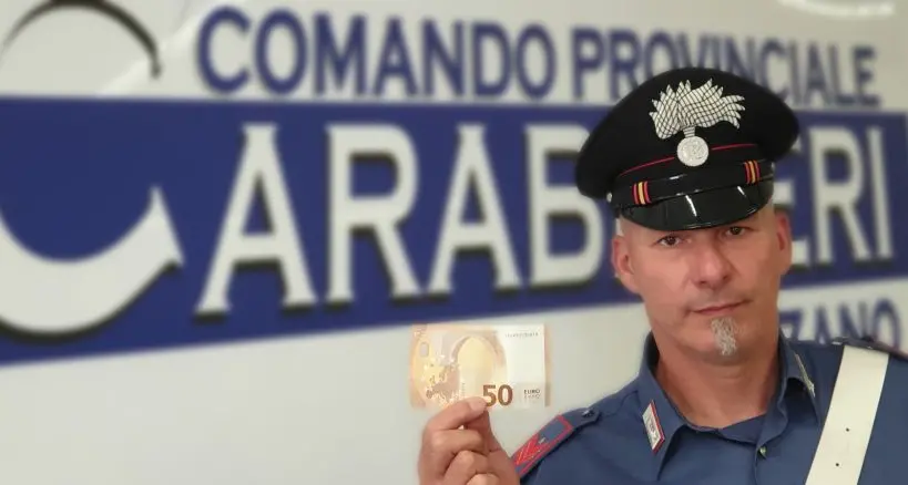 Bressanone, negozianti e cittadini raggirati con banconote false. Un arrestato ed un denunciato