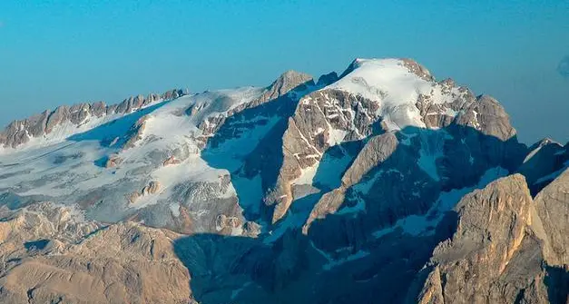 Scialpinista bolzanino trascinato dalla slavina, intervento del Soccorso Alpino sulla Marmolada