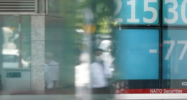 Borsa di Tokyo apre in lieve rialzo