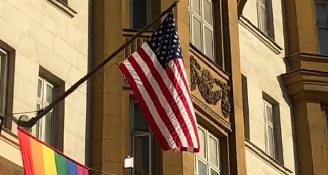 Bandiera Lgbt sull'ambasciata Usa a Mosca