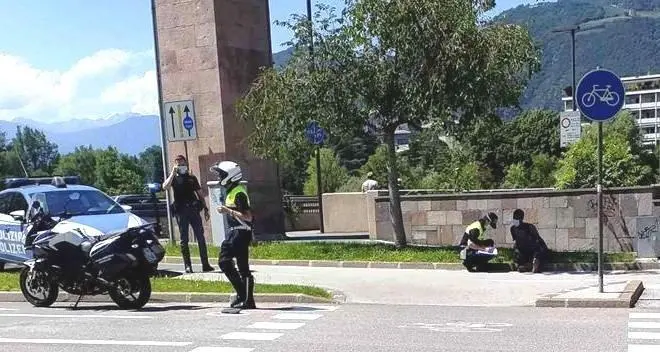 Bolzano, individuati tre pirati della strada, ventenne ciclista incastrata dalle telecamere