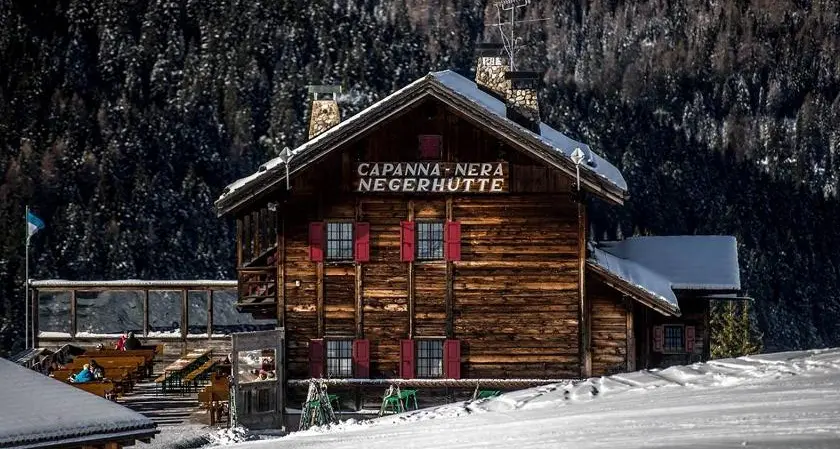Caso Floyd, dopo la raccolta firme il rifugio di Corvara decide di cambiare nome
