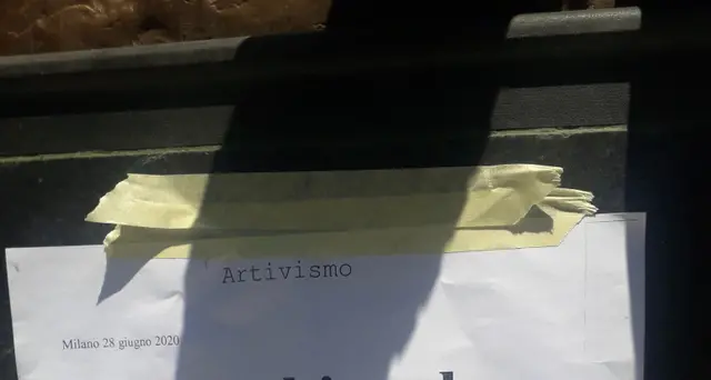 Una 'bimba' in braccio statua Montanelli