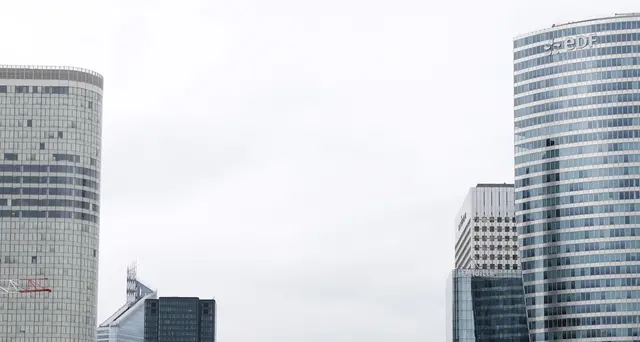 Parigi, allerta per uomo armato avvistato alla Defense