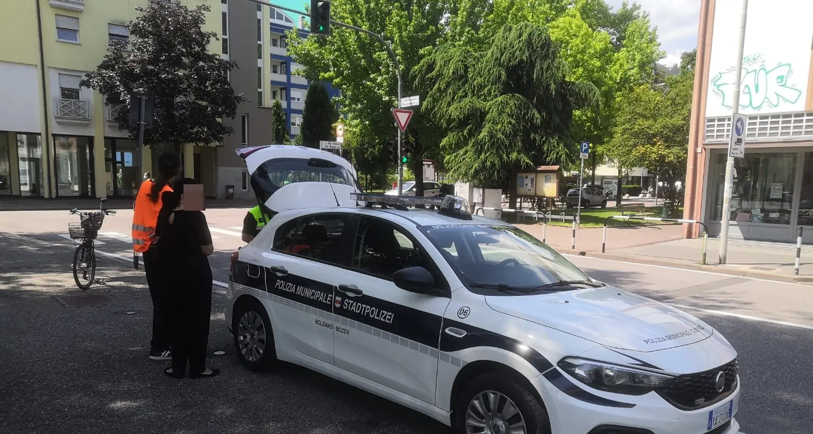 Bolzano, anziana in bicicletta investita all'incrocio