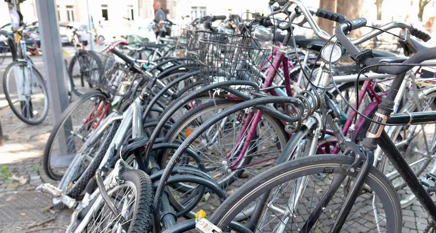 Troppe bici abbandonate, avviso e poi la rimozione