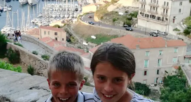 Applausi e note Vasco per feretri bimbi