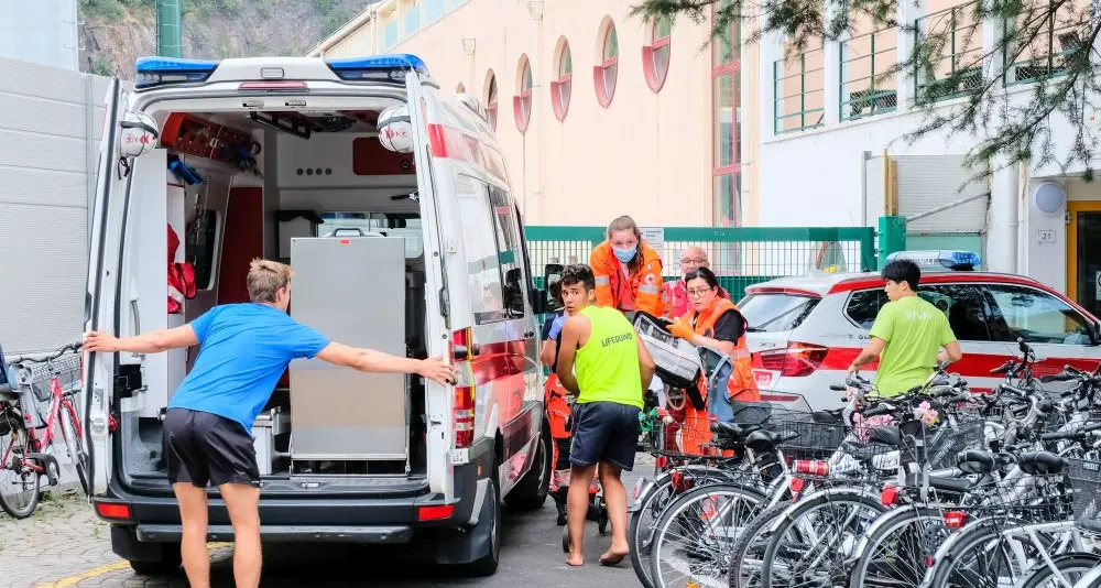 Bolzano, bimbo di 5 anni rischia di annegare al lido: è grave