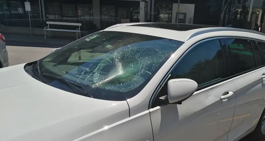 Vandali in via Wolkenstein Sfondato un parabrezza