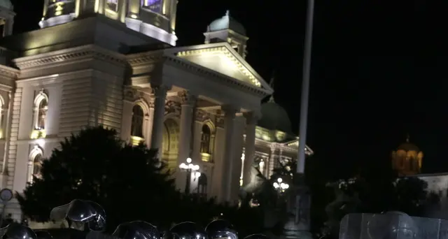 Scontri nella notte a Belgrado