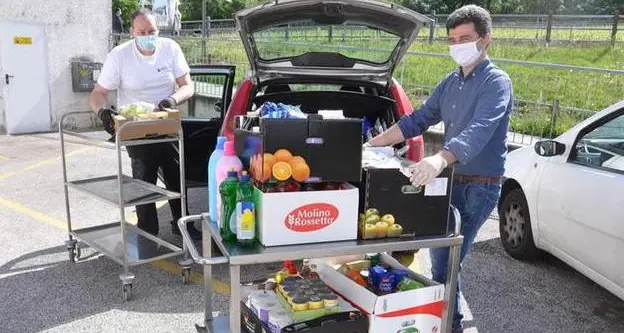 Terzo giro di pacchi spesa coi soldi delle donazioni