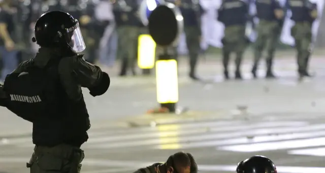 Serbia: scontri Belgrado, 14 agenti feriti e 71 arresti