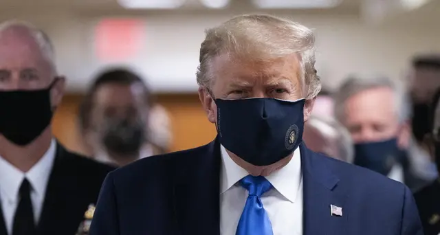Trump, prima volta con la mascherina