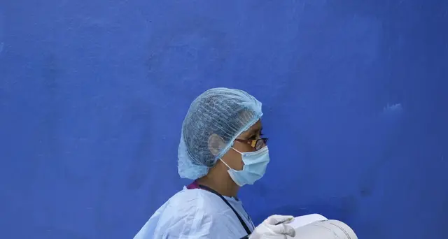 Covid, risalgono contagiati e vittime