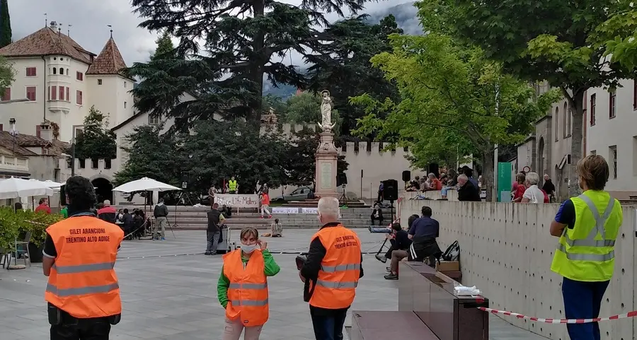 Api e farfalle si fanno giganti L’arte en plen air ai Giardini