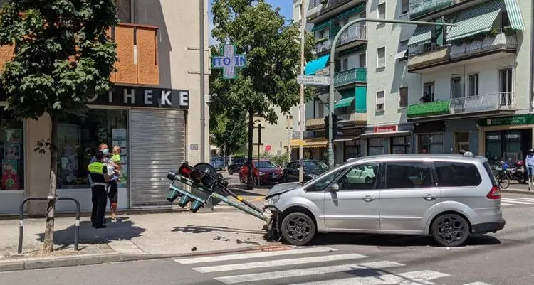 Bolzano, perde il controllo dell'auto e abbatte il semaforo tra via Palermo e via Milano