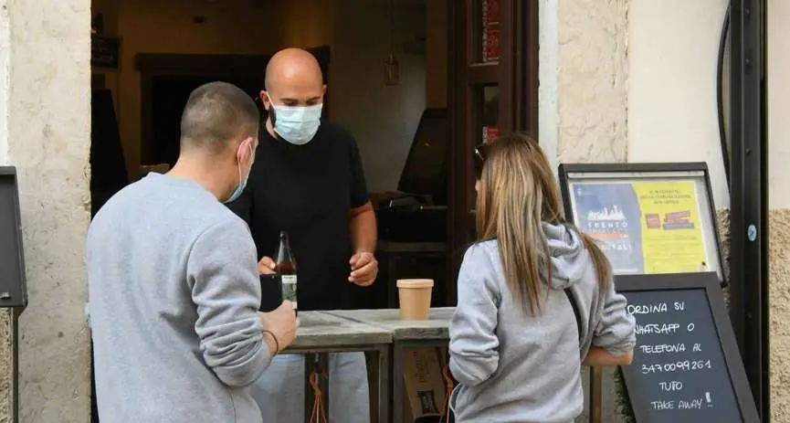 Coronavirus, aggiornate le norme provinciali: via la mascherina chirurgica nella ristorazione