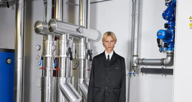 L'uomo dai mille volti di Prada va in digitale