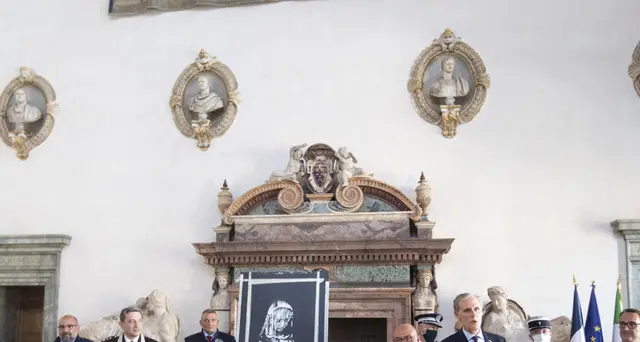 La Francia in festa omaggia il Banksy del Bataclan