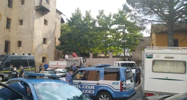 Merano, blitz delle forze dell'ordine, sgomberato Castel Winkel